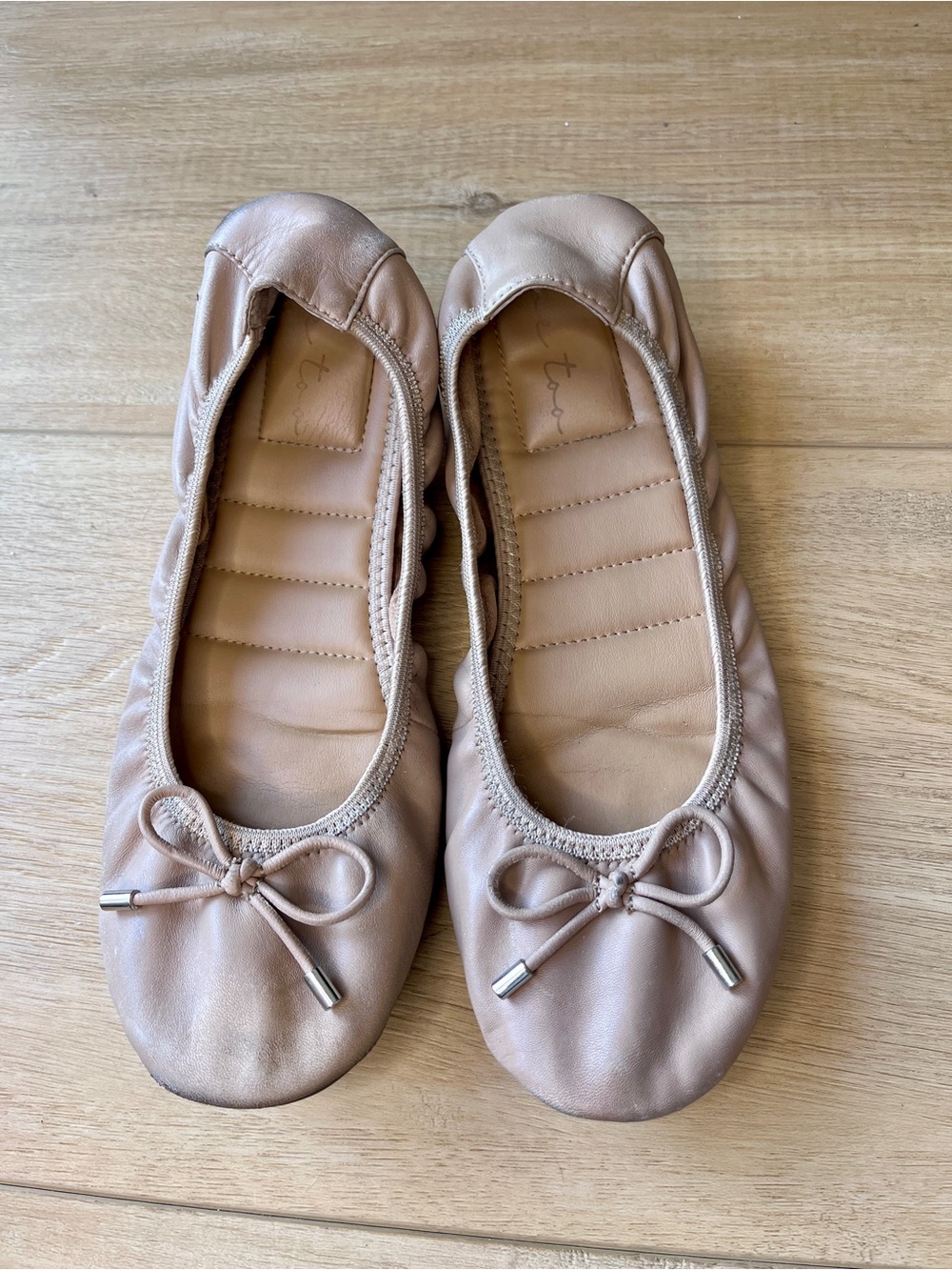me too Women’s Tan Leather Ballet Flat with Bow Accent Size 9